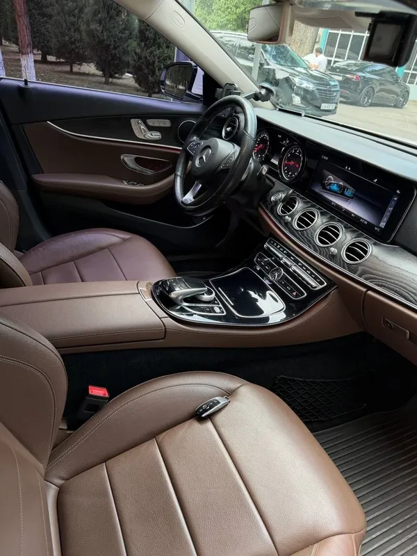 Mercedes-Benz W213 E200 4