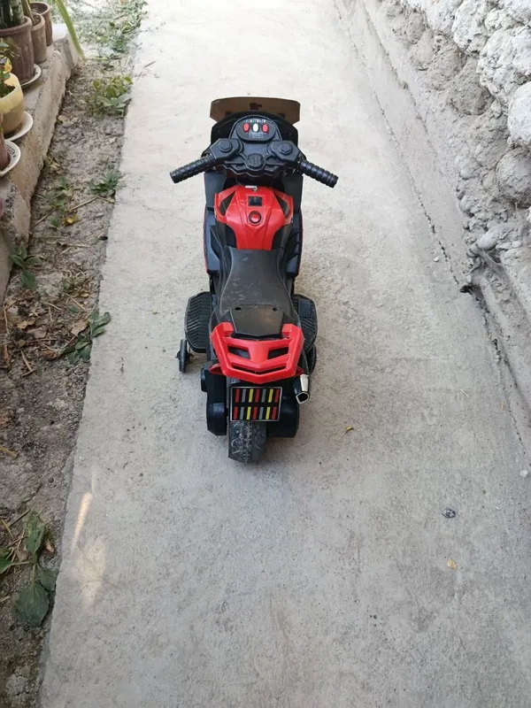 Mototsikl bolalar uchun 3 yoshdan 5 yoshgacha zaryadniklari bor 2 Mototsikl bolalar uchun 3 yoshdan 5 yoshgacha zaryadniklari bor 2