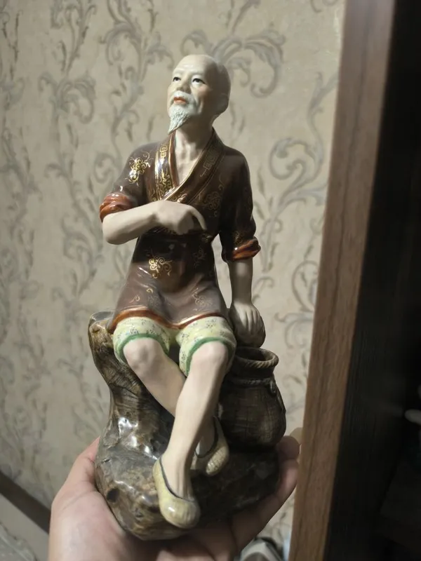 Фарфоровая статуэтка.