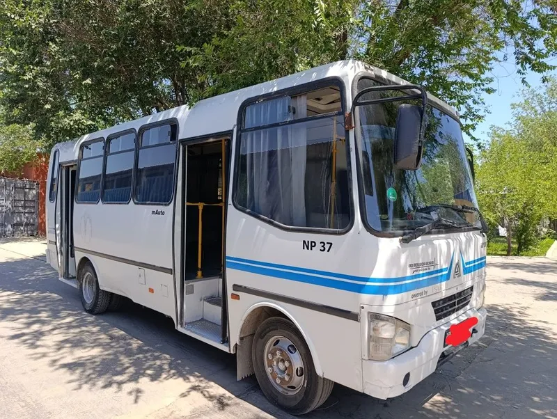 Isuzu NP 37 2012