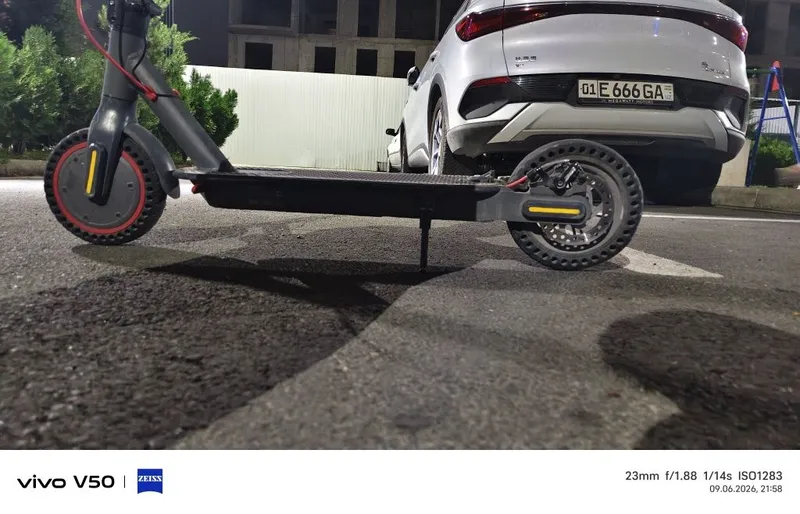 Электросамокат Xiaomi Mi Electric Scooter (на литых колесах) — фото 2 Электросамокат Xiaomi Mi Electric Scooter (на литых колесах) — фото 2