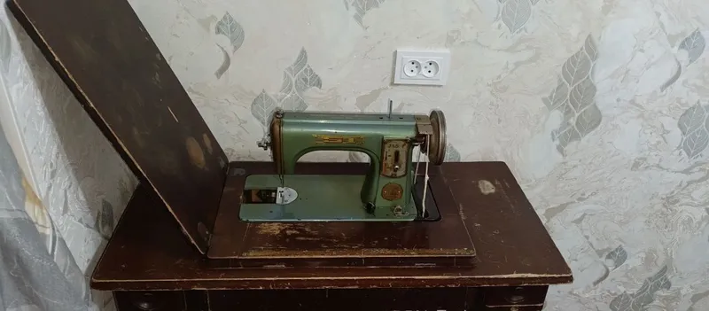 Срочно..Продается швейная машинка — фото 1