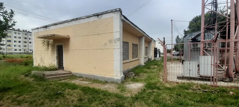 Эски атс биноси сотилади. Атрофида куп каватли домлар жйлашган. 1 Эски атс биноси сотилади. Атрофида куп каватли домлар жйлашган. 1