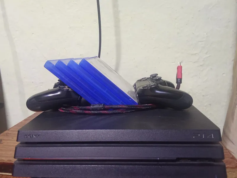 Playstation 4 ,2ta joystick, 4ta disk va HDMI cablli ham ichida