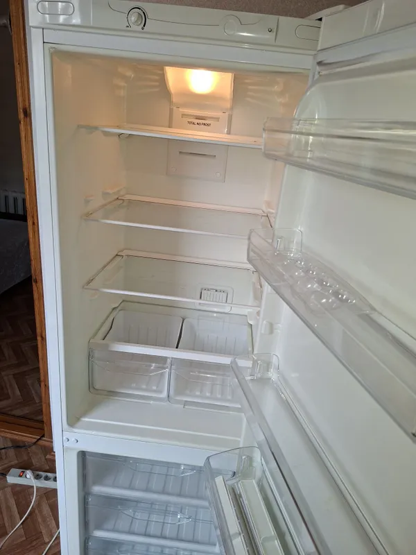 Срочно продаю холодильник Indesit 3 года гарантия есть — фото 3