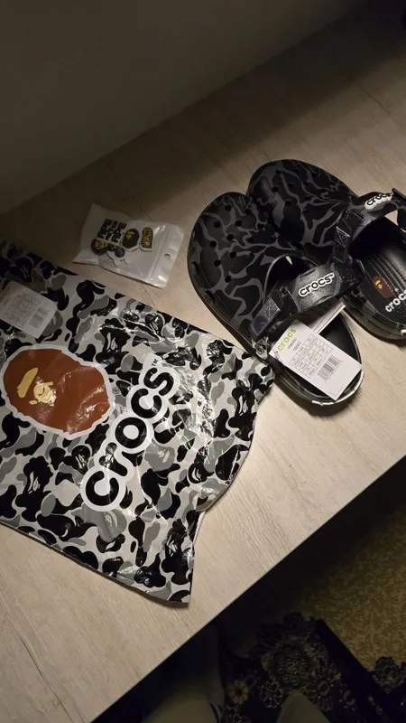 Тапочки Crocs × Bape — фото 2