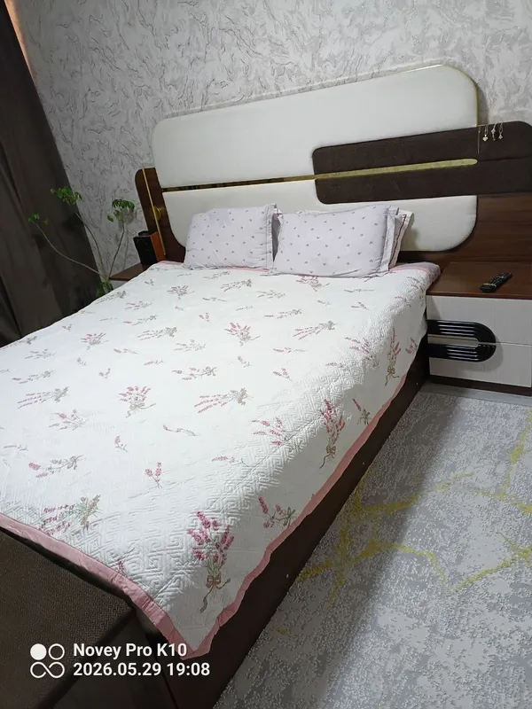 Продам спальнинный кровать и в комплекте две тумбы, сафо