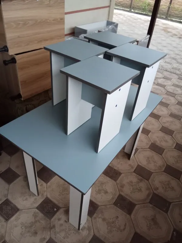 Stol + 4 taburetka komplekt