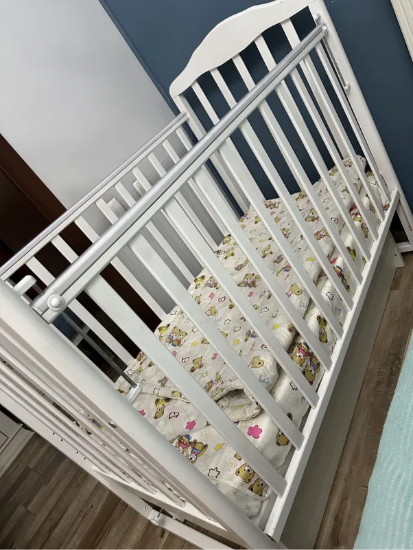 Детская кроватка с новым матрасом Детская кроватка с новым матрасом