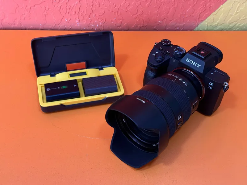 Sony Alpha A7 III с объективом Sony 24-105mm f/4 G 1 Sony Alpha A7 III с объективом Sony 24-105mm f/4 G 1