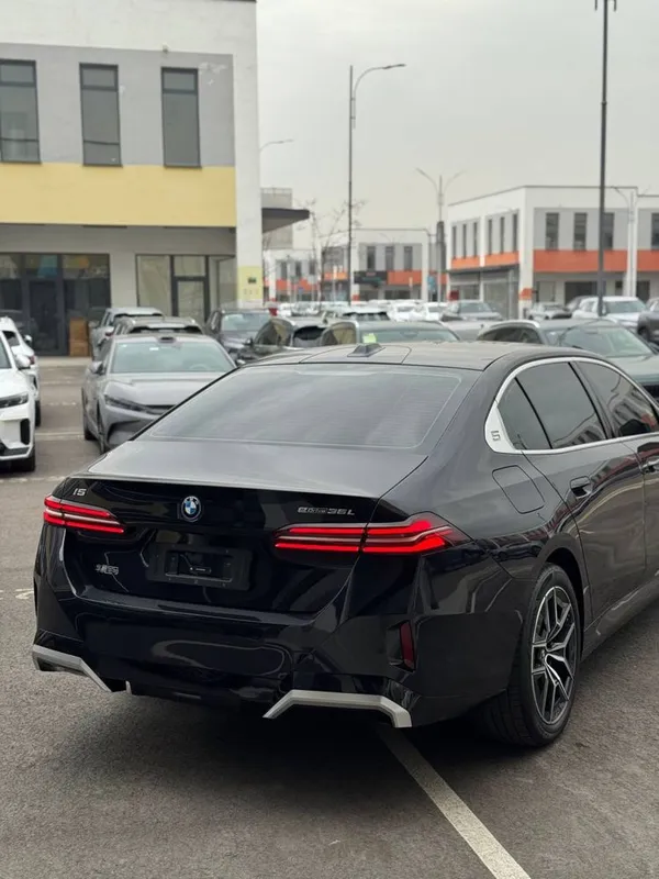 BMW i5 35L M -Sport 2024 yil — фото 2