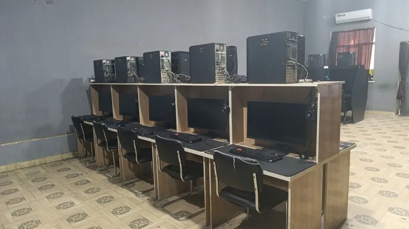 Kompyuterlar sotiladi xolati yaxshi 10 dona stol stullari bilan 1 Kompyuterlar sotiladi xolati yaxshi 10 dona stol stullari bilan 1
