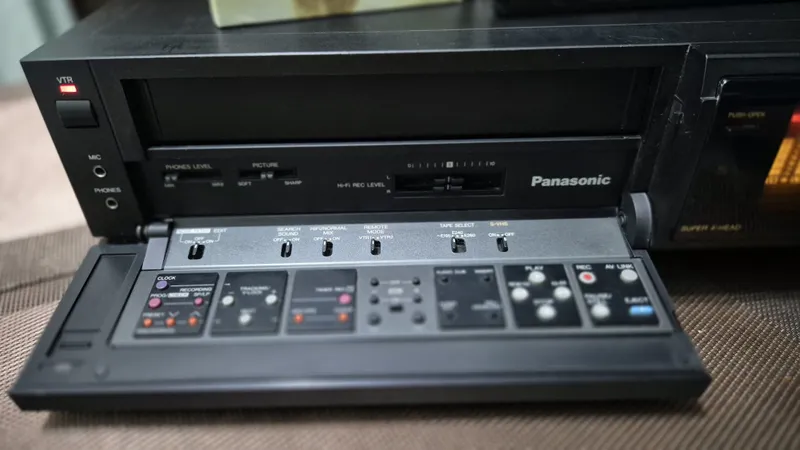 Супер видеомагнитофон Panasonic NV-FS88EG HI-FI Stereo SuperVHS 6 Супер видеомагнитофон Panasonic NV-FS88EG HI-FI Stereo SuperVHS 6