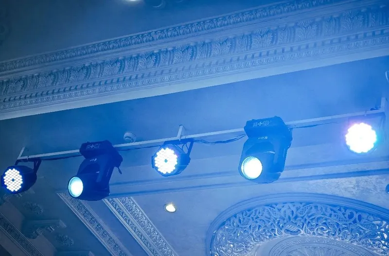 Beam 295W — головная заливка света для музыки 2