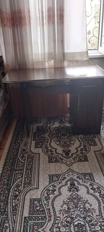 Komyutrni stol sotiladi