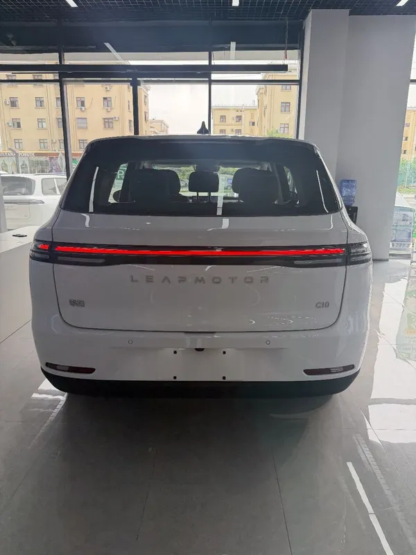 Leapmotor C10 hybrid — фото 1