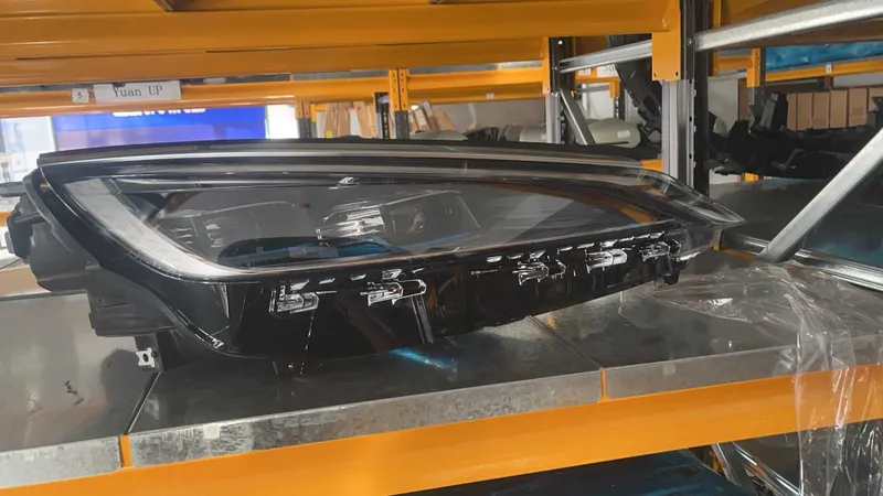 BYD YUAN PLUS Правая передняя фара, неоригинал, в нал. BYD YUAN PLUS Правая передняя фара, неоригинал, в нал.