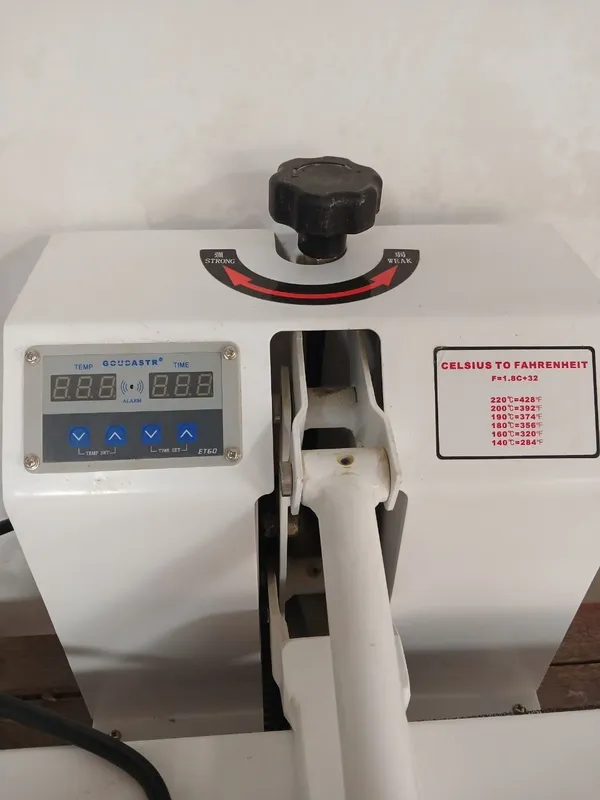 Kiyimga chop etish uchun DESON 38×38 sm termopress 4