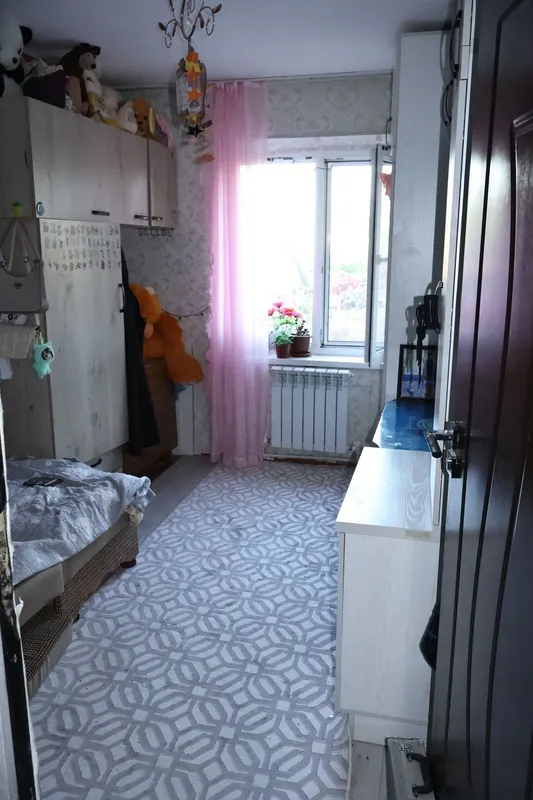 Продается 3х переделанная в 4 х комнатная квартира, теплая не угловая — фото 2