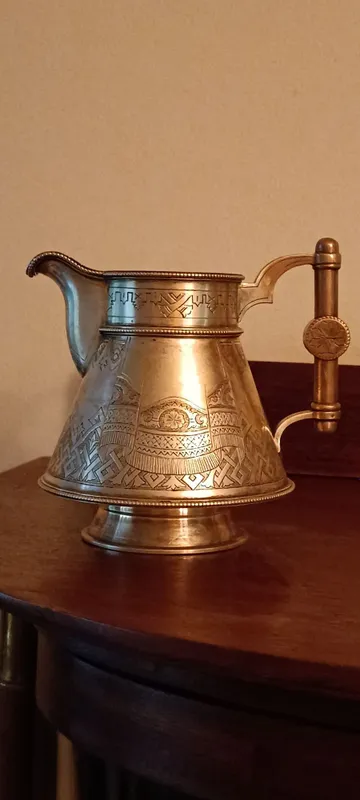 Старинный серебряный молочник.