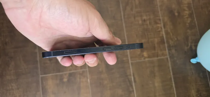 Iphone 12 mini sotiladi. 4