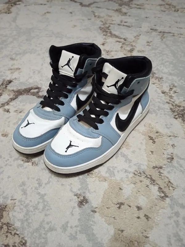 Air jordan krasofka sotiladi