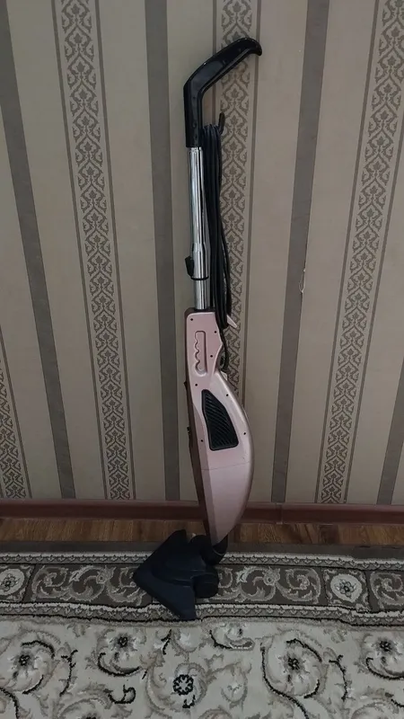 Продаётся вертикальный пылесос.