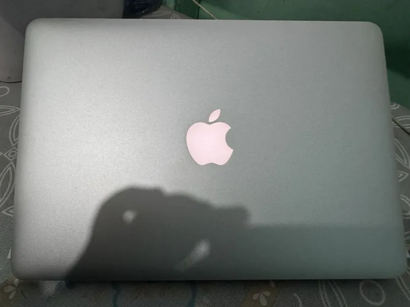 MacBook Pro 13 dyum (2015) + ikkita sumka, gilof va klaviatura himoyas