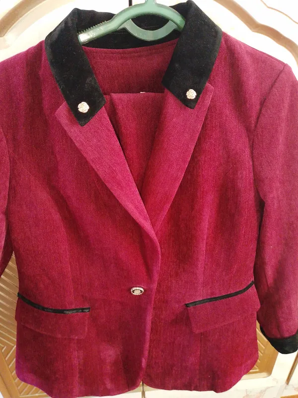 kostyum! rang:bardoviy razmeri:XL narxi:300