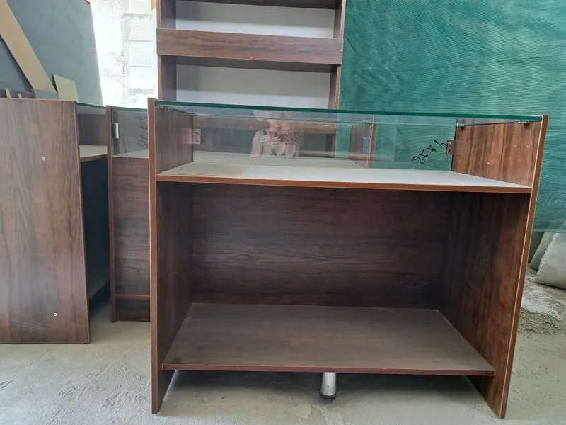 Срочно. Распродажа.Продаются шкафы и столы прилавки для магазина — фото 3