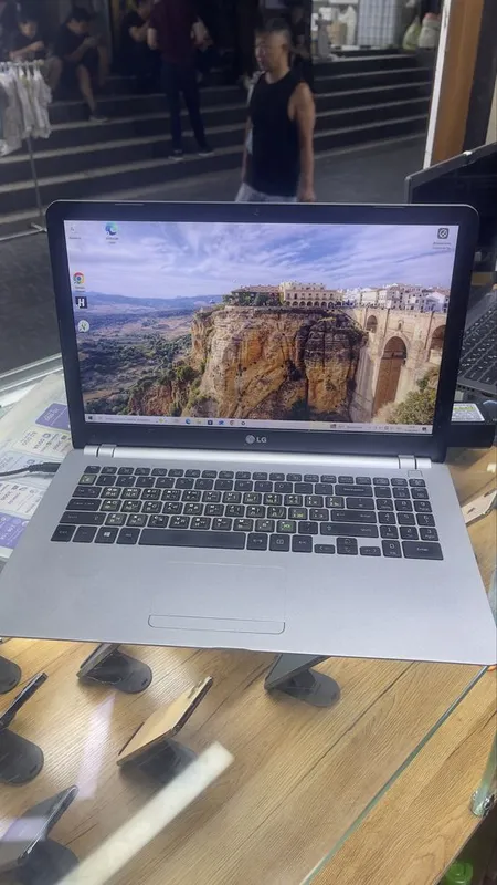 LG i5-4210M DDR 8GB / SSD 128 GB 2 LG i5-4210M DDR 8GB / SSD 128 GB 2