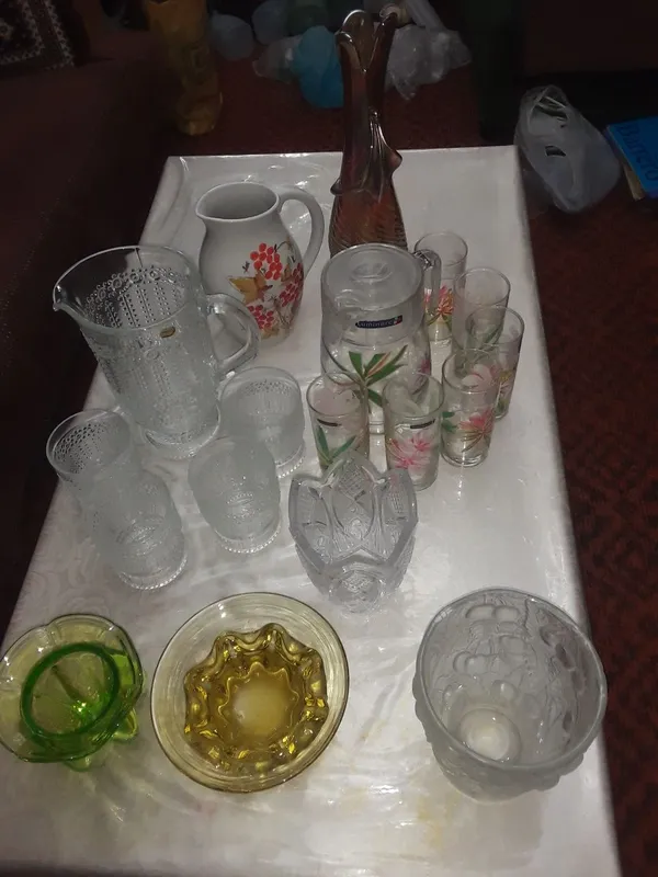 Графины с бокалами ,вазы для цветов