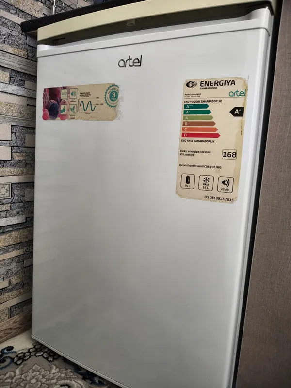 Muzlatgich. Asosiy: 90 L, muzxona 15 L, 42 Db