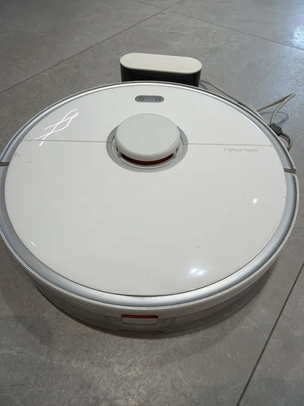 Продаю свой почти новый робот пылесос Roborock Robot Vacuum Cleaner S5