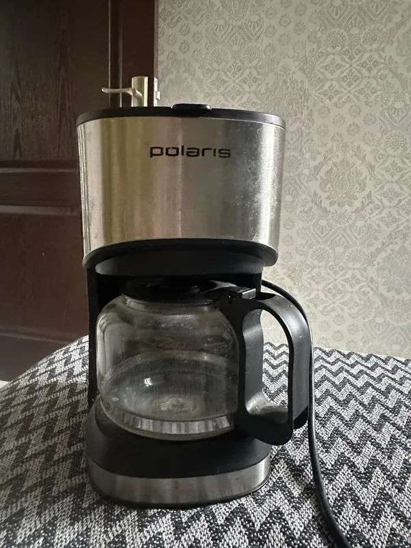 Кофеварка polaris в рабочем состоянии