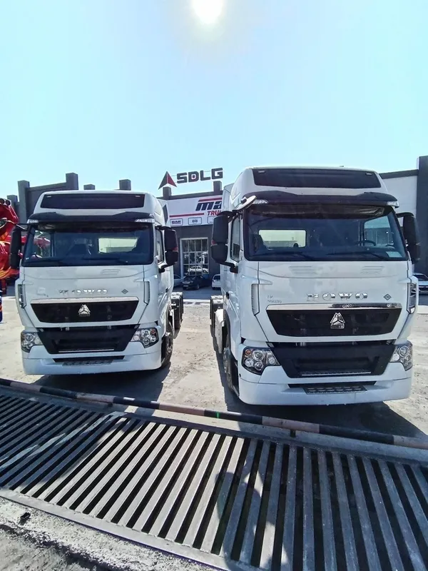 Тягач Howo T7 6x4 CNG 2