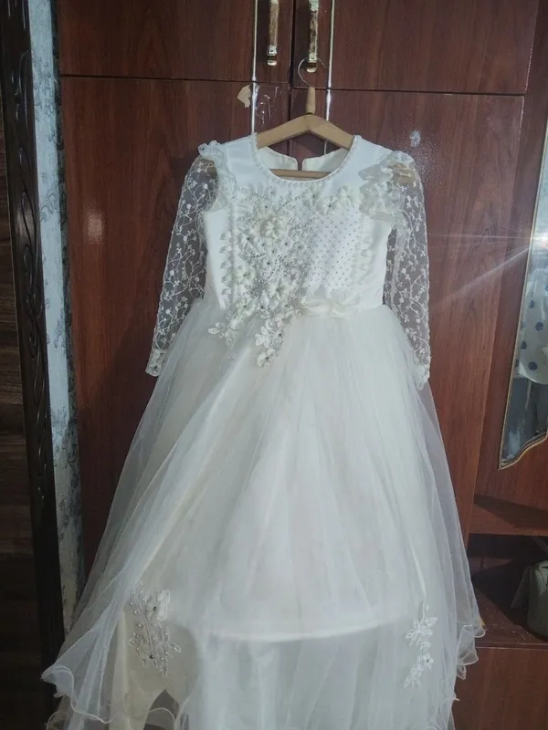 Qizlar uchun oq koʻylak 200 soʻm