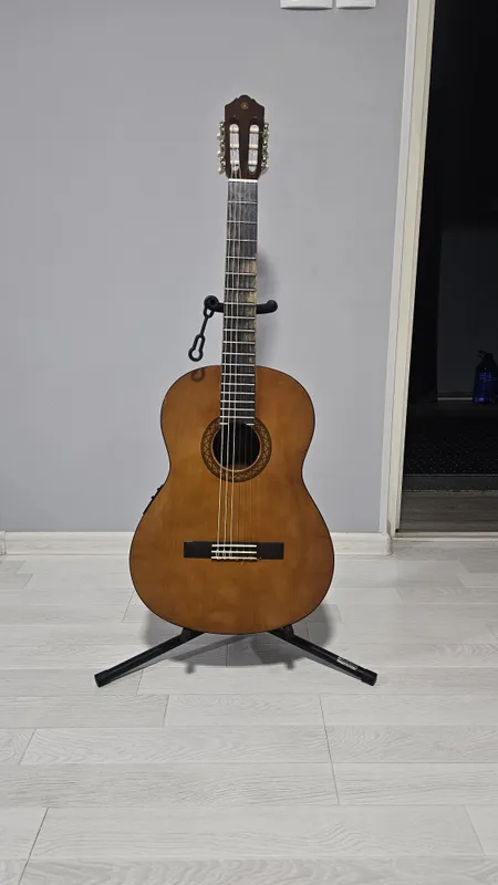 Продаётся гитара YAMAHA CX40