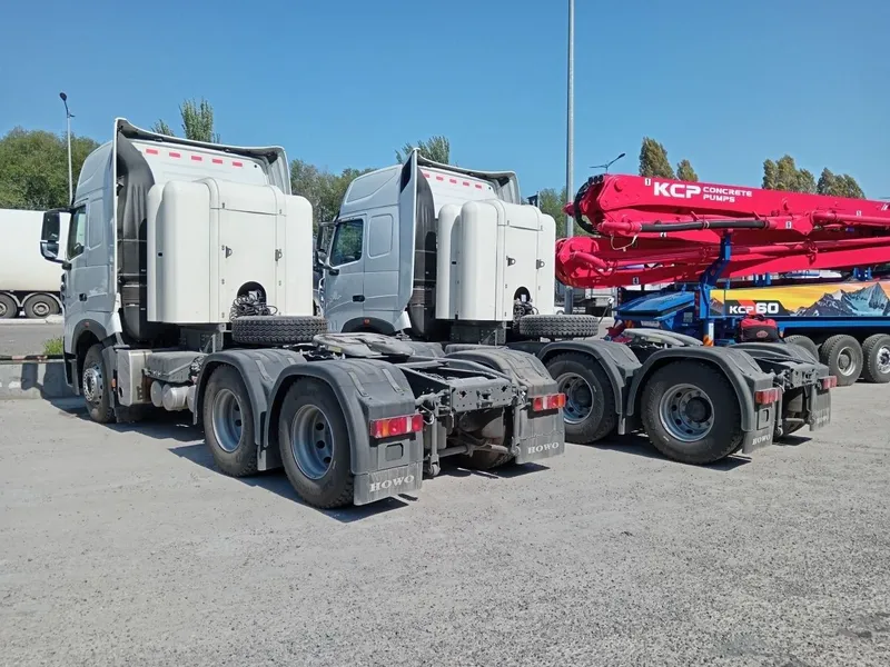 Тягач Howo T7 6x4 CNG 3