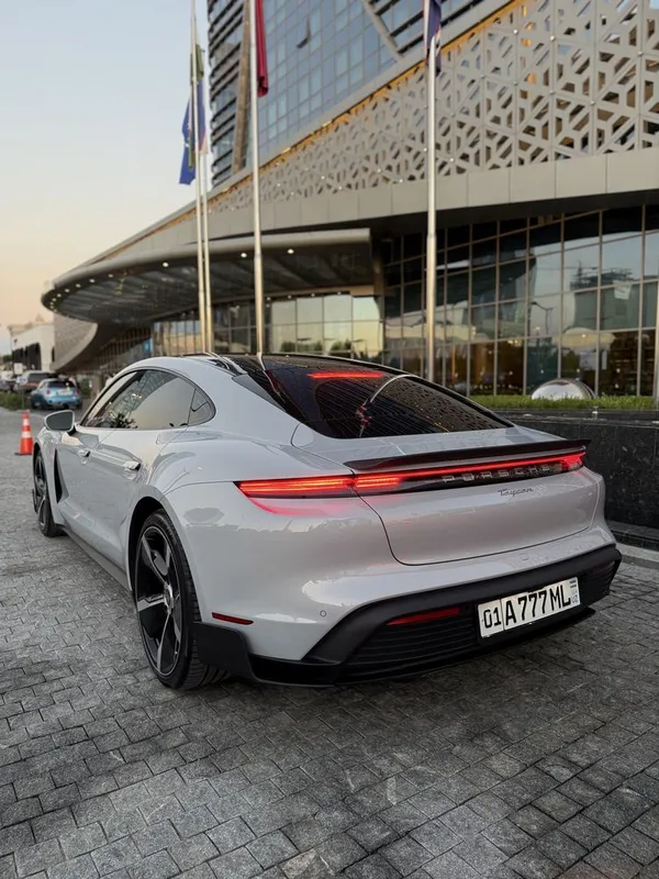 Porsche Taycan. 3 Porsche Taycan. 3