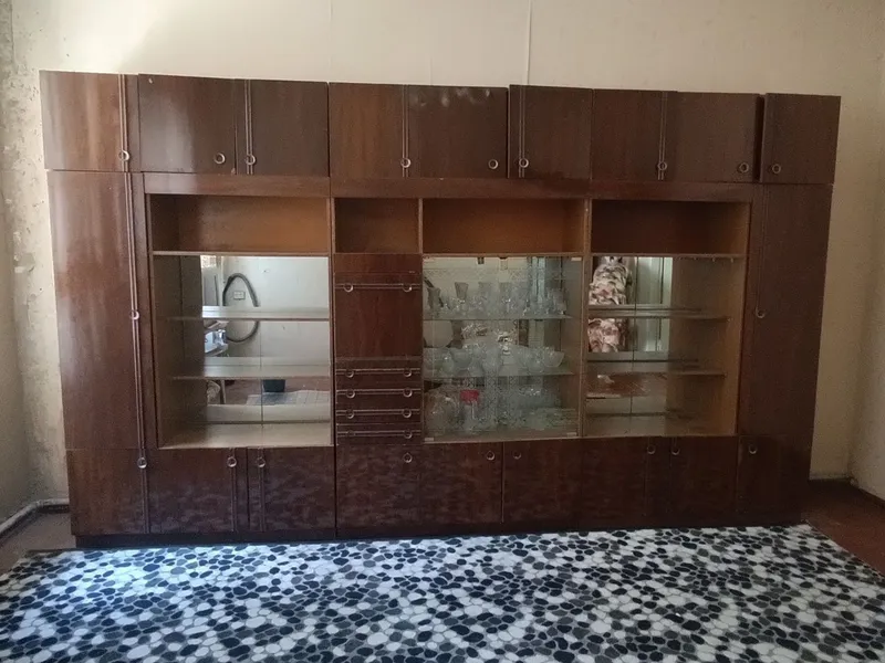Devor shkafi sotiladi. Devor shkafi sotiladi.