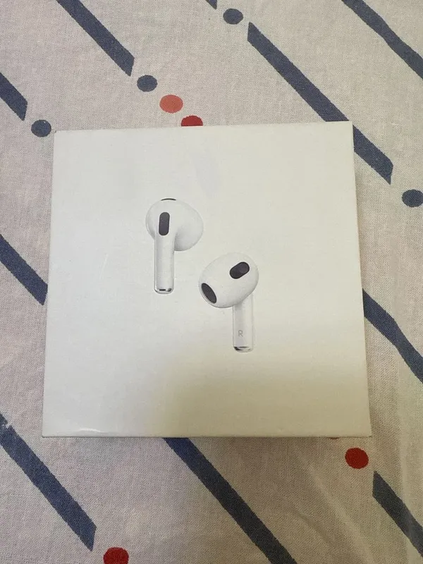 AirPods 4 новый.