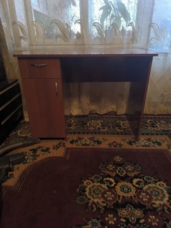 Компьютерный / письменный стол в отличном состоянии 1 Компьютерный / письменный стол в отличном состоянии 1