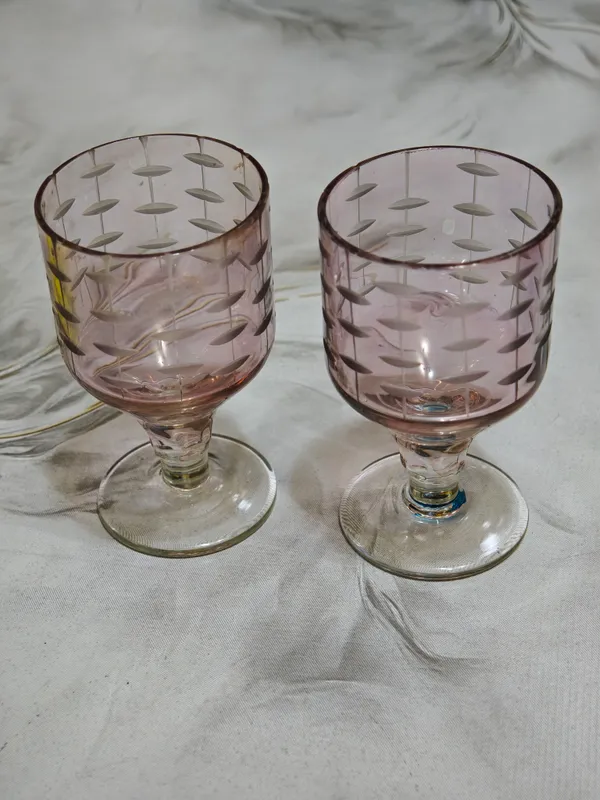 Rangli shishadan vintaj ryumkalar Rangli shishadan vintaj ryumkalar