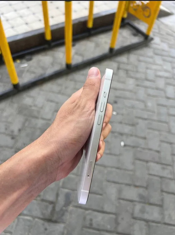 Продаётся Iphone 16 13 3