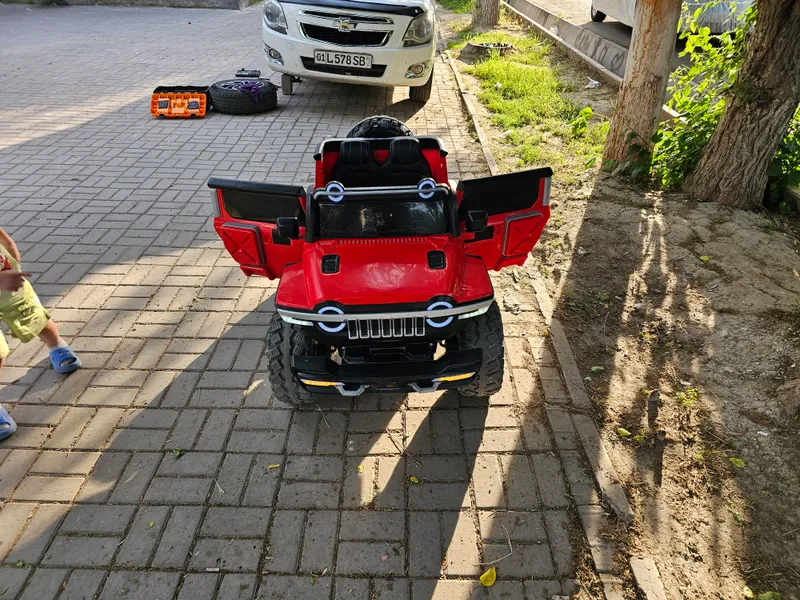 Akkumulyatorda ishlaydigan 4x4 jip. 1