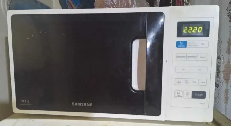 Продается микроволновая печь "Samsung" модель mw73ar на запчасти