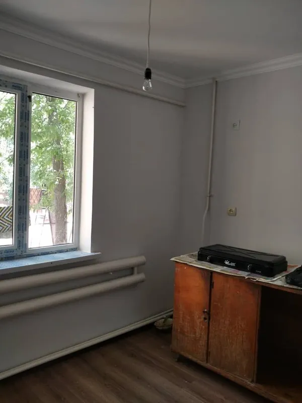 22 микрорайонда васток магазиннин артинда 1 этажда квартира сатылады — фото 1