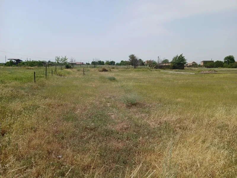 Yer sotiladi , 6 sotixlik yerdan 2ta yonma yon bor, srochna sotiladi