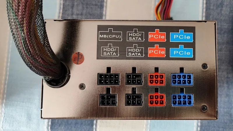 Huntkey X7 900W 3